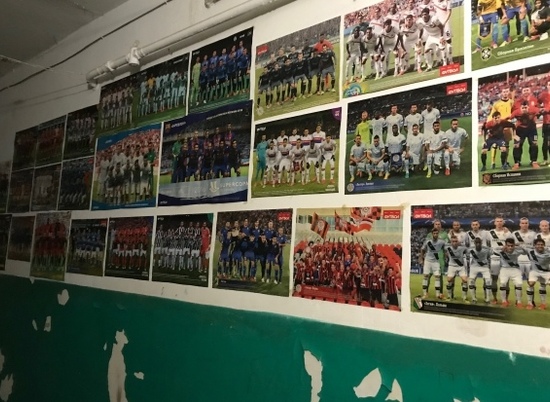 Волгоградец украсил подъезд плакатами сборных мира по футболу
